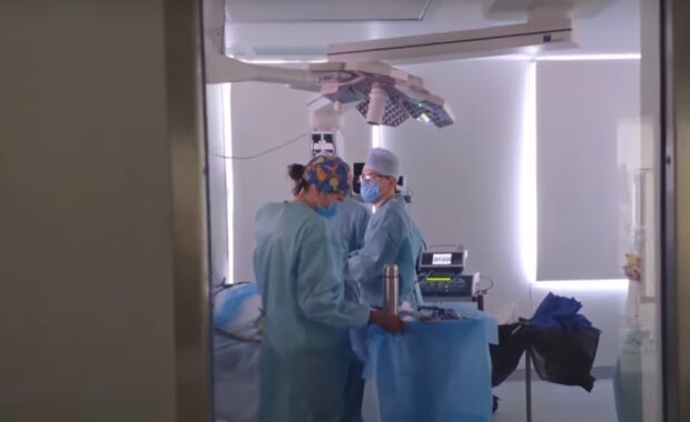 Тернопольские хирурги "воскресили" женщину с опухолью на позвоночнике - ювелиры со скальпелями