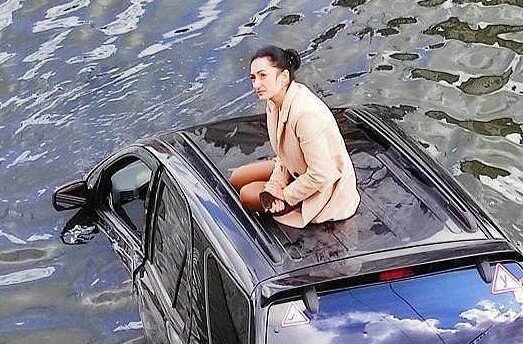 Харківська "русалка" втопила автівку і стала мемом: "Став на ручник - і попливли"
