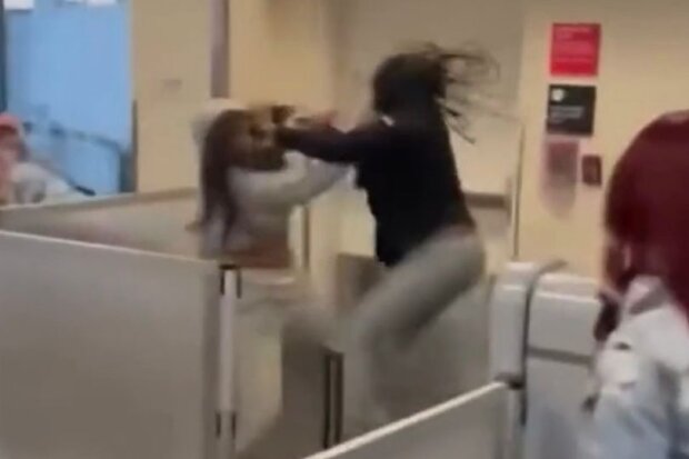 Бійка в аеропорту, фото: Twitter