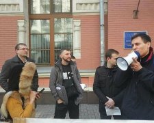 Чиновников Минрегионстроя грозят "переселить" в мусорный бак