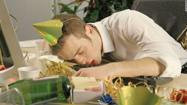 Новогоднее похмелье: как справиться с "чугунной головой" после бурной вечеринки