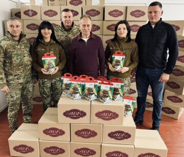 "Святий Миколай — дітям українських Героїв": Томенко передає 1300 подарунків, компенсованих ЄСПЛ