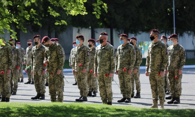 Во Львове простились с 18-летним героем-десантником, - "Годами считали пропавшим без вести"