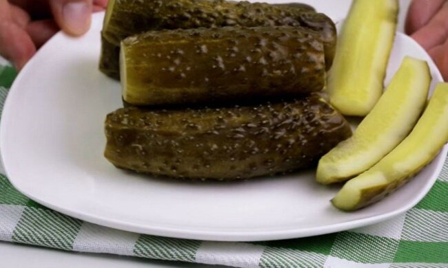 Простий рецепт, який ніколи не підведе: як приготувати хрусткі малосольні огірочки