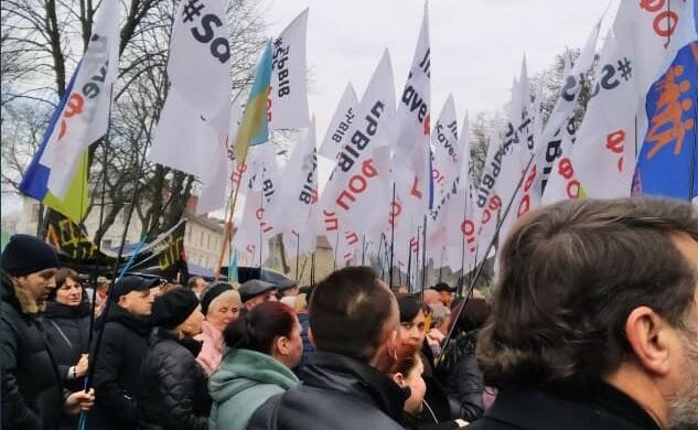 Зубожілі львів'яни обклали губернатора Козицького "червоними прапорцями", поліція напоготові - що вимагають від соратника Зеленського