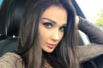 Пишногруда модель зробила селфі без рук