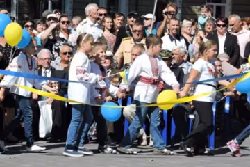 На честь Дня  Маріуполя пройшов парад вишиванок (фото, відео)