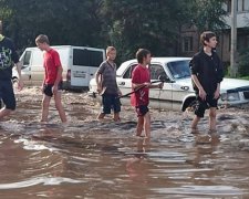 Харків'яни застрибували на лавки, рятуючись від потопу (фото, відео)