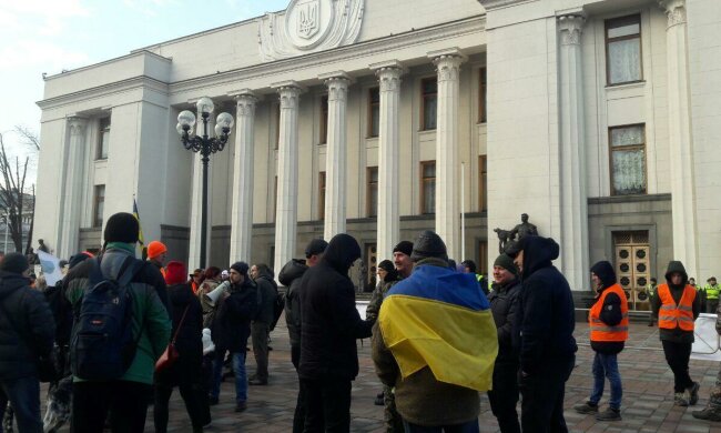 "Антинародний закон": натовп протестувальників оточив Раду, ексклюзивні подробиці