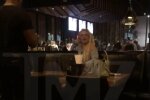 Бритни Спирс в ресторане, кадр из видео