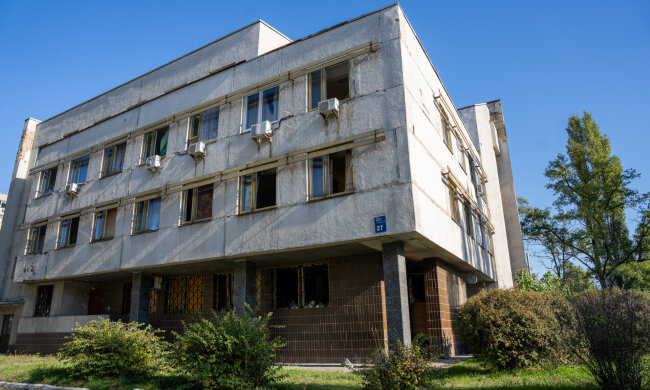 Здание Книжной палаты Украины с выбитыми окнами после взрыва