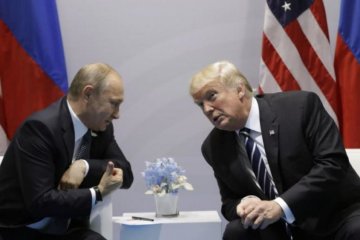 Трамп показав Путіну "комбінацію з трьох пальців"