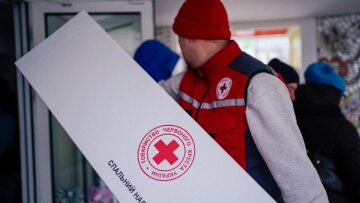 Волонтеры Красного Креста передают постельное белье и теплые одеяла жителям Киева
