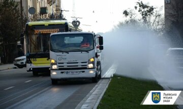 Львов моют и дезинфицируют, фото ЛГС