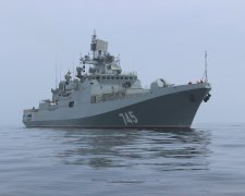 Російський ракетний фрегат йде в Азовське море: на палубі є авіація