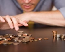 За місяць середня зарплата українців упала на 16,6%