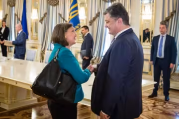 Порошенко і Нуланд поговорили про мир на Донбасі