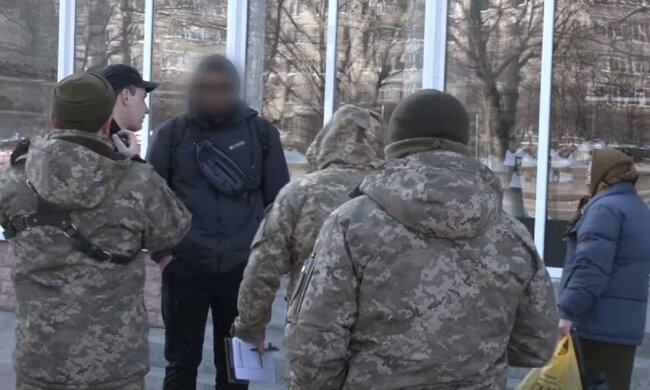 Вручення повісток. Фото: Youtube