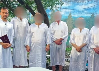 Ув'язнені пройшли обряд хрещення в дитячому басейні. Фото Facebook
