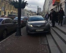 Киян розлютив герой парковки на Toyota