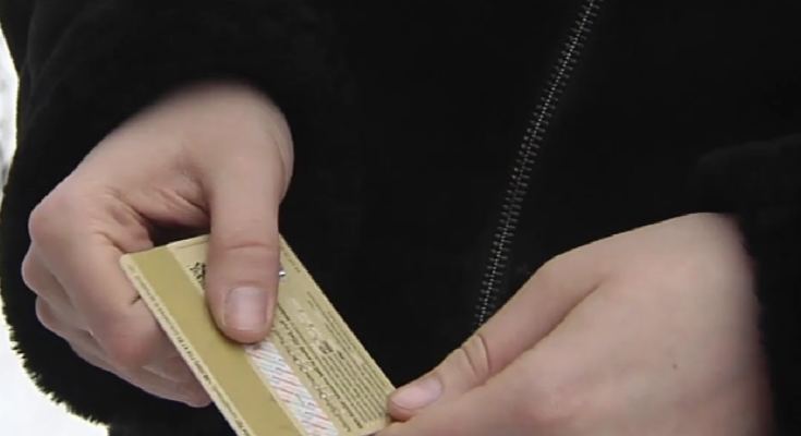 Банківська картка. Фото: скрін youtube