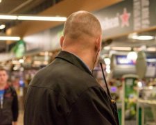 Охранники магазина избили женщину за пустяк