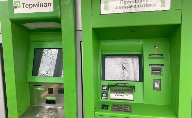 ПриватБанк, банкомат та термінал, фото: Знай.ua