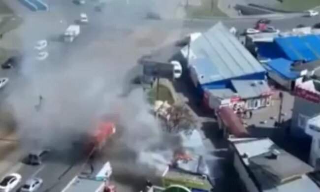 У Києві палає зачинена на карантин піцерія, вогонь перекинувся на сусідні будівлі - відео