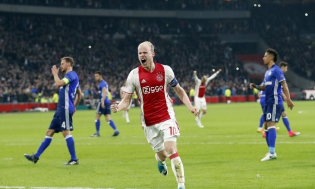 Аякс перемагає Шальке завдяки дублю Классена 