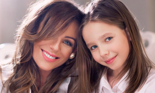 Убитая горем дочь Началовой чудом сдерживает слезы на похоронах мамы: фото