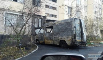 Палаюча маршрутка пошкодила дві квартири в Одесі (відео)