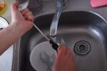Миття посуду. Фото: скрін youtube