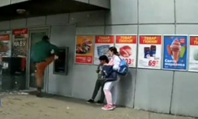 Неадекват відгамселив банкомат і погнув чужу автівку: поліція розшукує "каратиста"