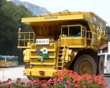 Монстр на колесах: австрійці шокували величезним таксі