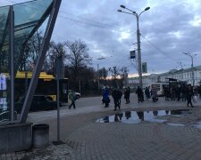 У Львові водій тролейбуса з поліцейськими запустили лапи в гаманець пенсіонерки, закінчилося погано - "за крок від інсульту"