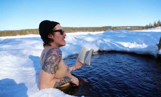 Як українці на Водохреща в ополонці купаються: онлайн