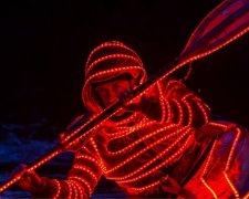 Байдарочники зняли неймовірний каякинг у світлодіодах