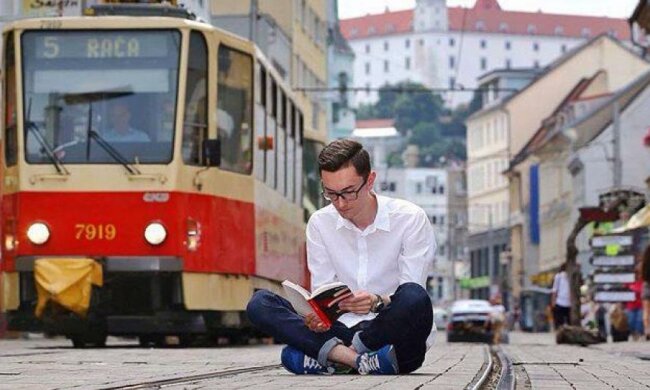 Киянам подарують проїзний на жовтень за читання в транспорті