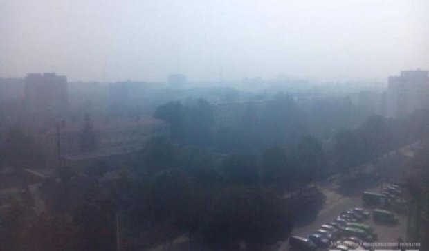 Сьогодні Рівне огорнуло їдким димом (фото)