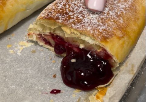 Вишневий штрудель. Фото Instagram