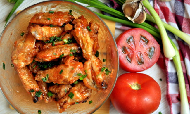 Різдво 2019: швидкі курячі крильця з часником в томатному соусі