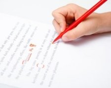 Учителям запретили ставить оценки красной ручкой