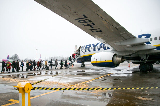 Залишили без їжі, води та грошей: авіакомпанія Ryanair влаштувала дикі випробування пасажирам в Україні