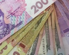 Только четверть украинцев получает "белую" зарплату