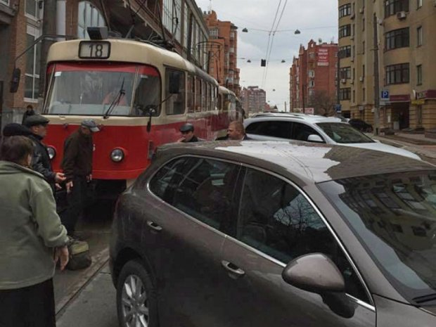 На Дмитриевской пробка из трамваем (фото)