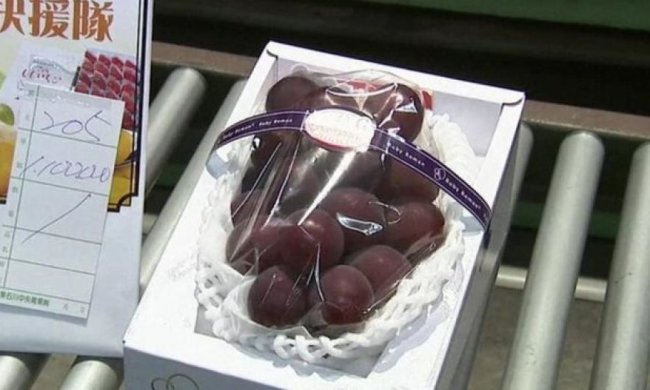 Японець купив гроно винограду за 11 тис доларів