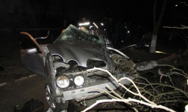 Jaguar разбило об столб (фото)