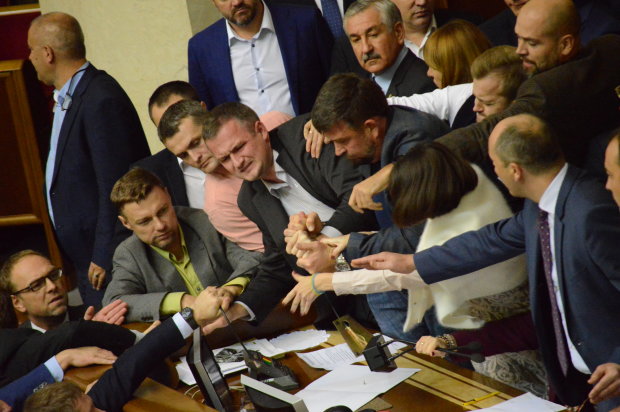 Заразная Рада: украинские депутаты рискуют получить страшные отклонения