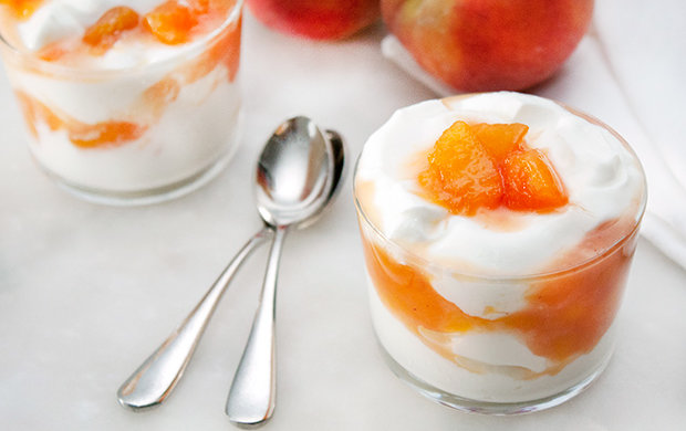 Медовий йогурт з ароматизованими персиками: найшвидший рецепт десерту