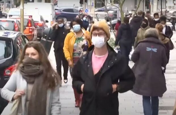 люди в масках, скриншот из видео